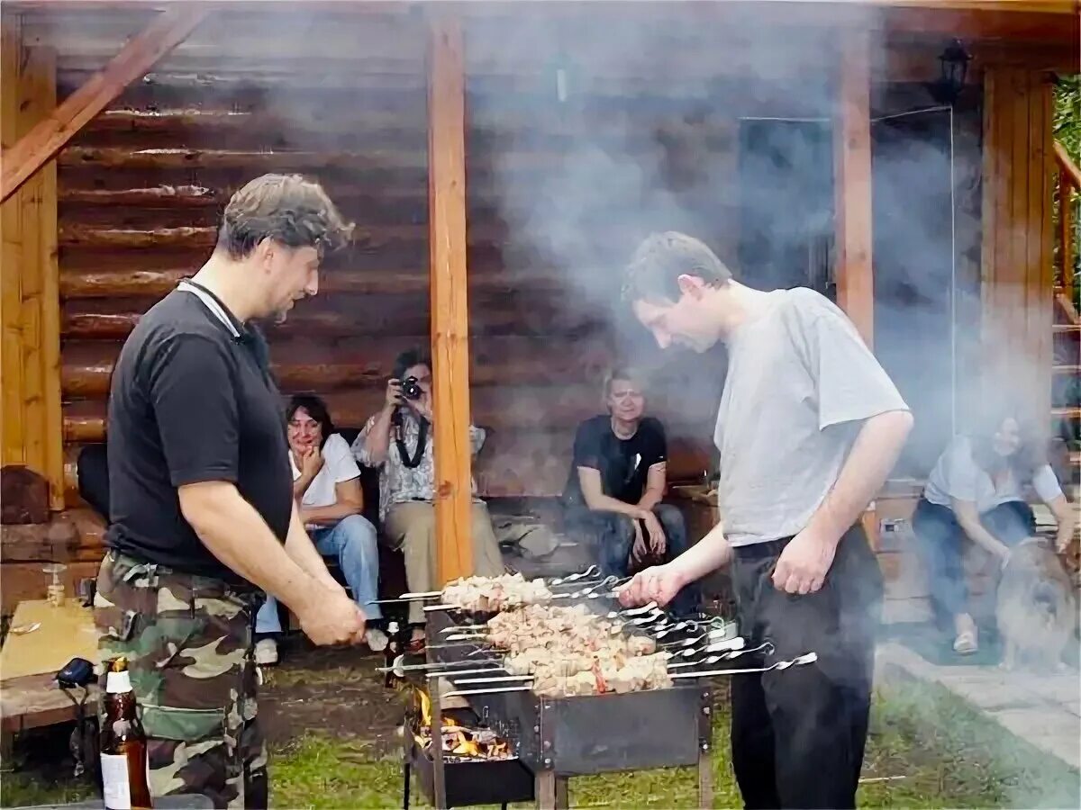 Шашлыки на даче. Шашлыки на даче с друзьями. Шашлыки в загородном доме. Барбекю с друзьями.