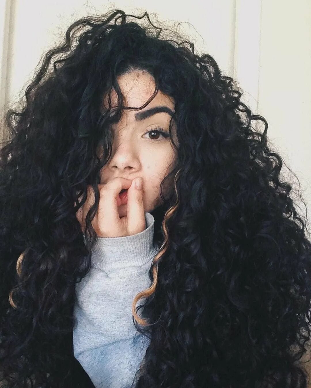 Кудрявые волосы. Marina nery curly. Керли хеир. Кудрявая брюнетка. Эшли мур.