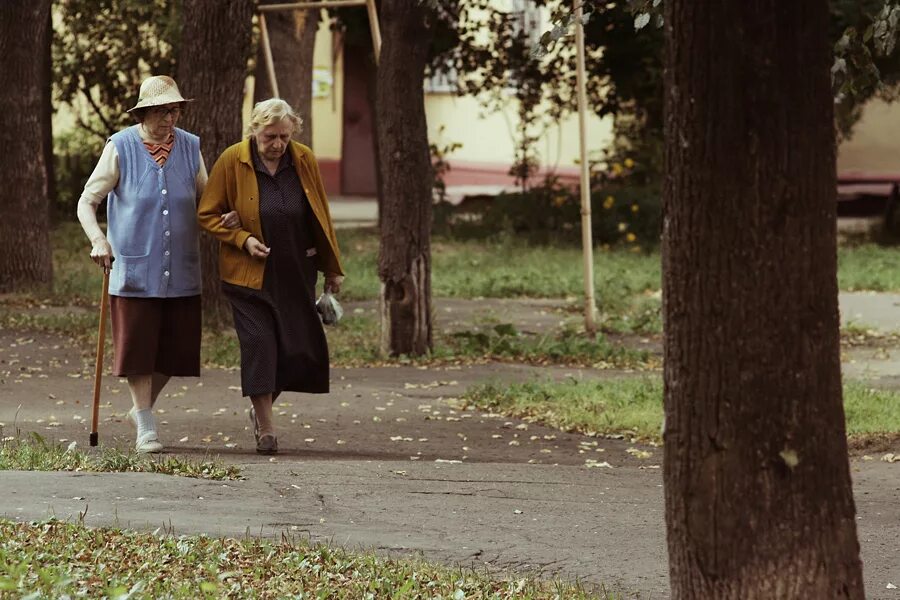 Бабушки спорят. Бабушка в городе. Бабули в городе. Бабушка соседка. Старуха город.