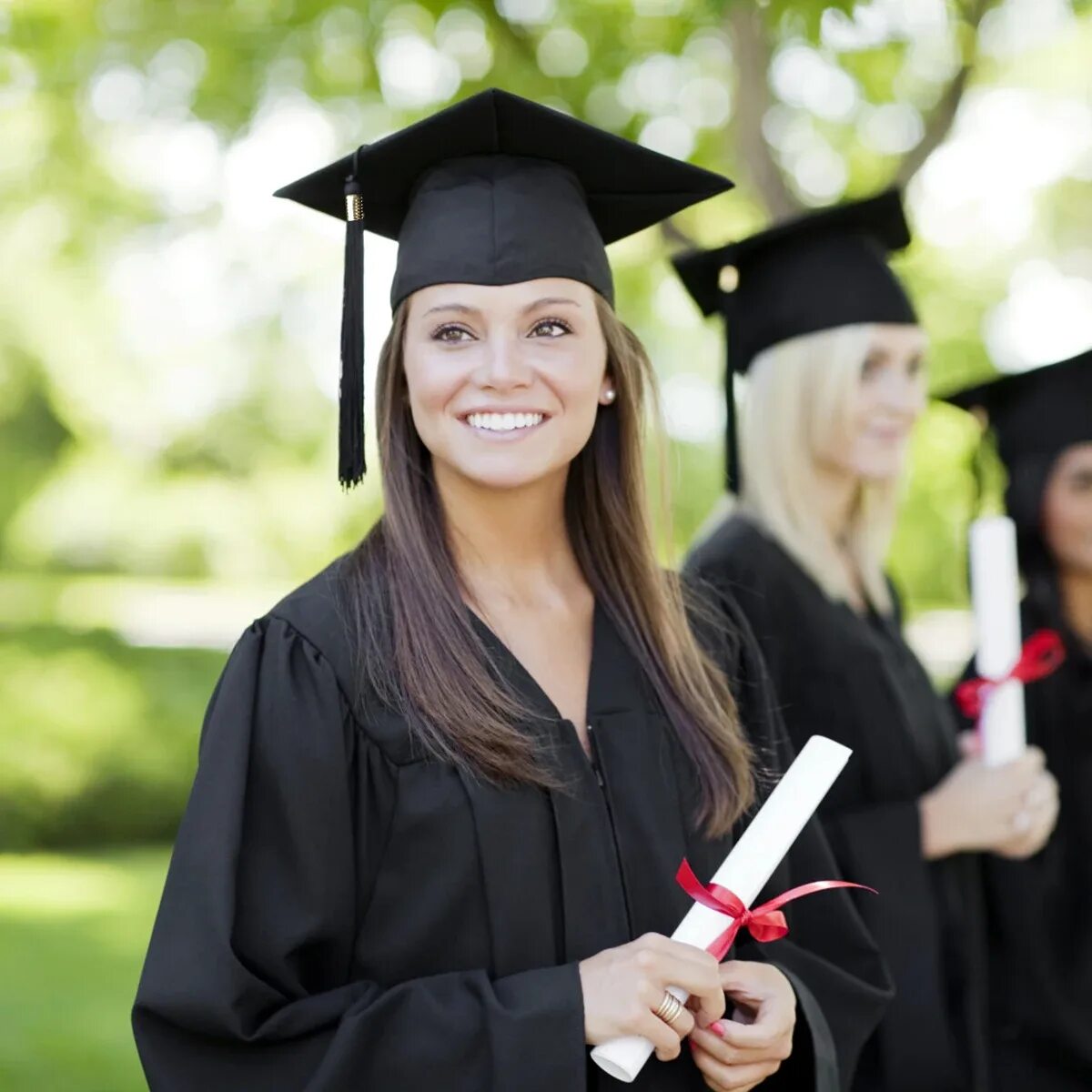 High school graduates. Шапочка и мантия выпускника в США. Шапка выпускника вуза. Шляпа выпускника вуза. Головной убор для студентов магистрантов.