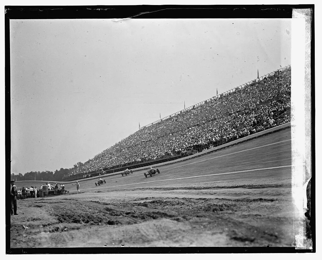 Старый гоняла. Старые гонки. Board track гонки. Старый гоночный трек. Old Wood track Racing 1920s.