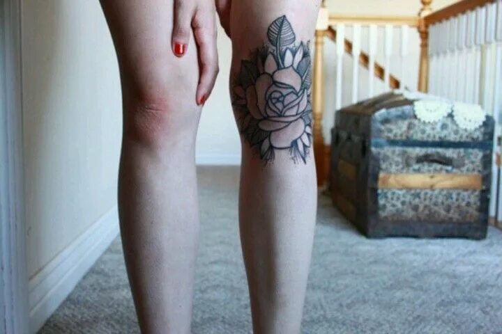 Что значит тату на колене. Тату на колено. Татуировки на коленках. Тату на колено женские. Тату на колено для девушки.