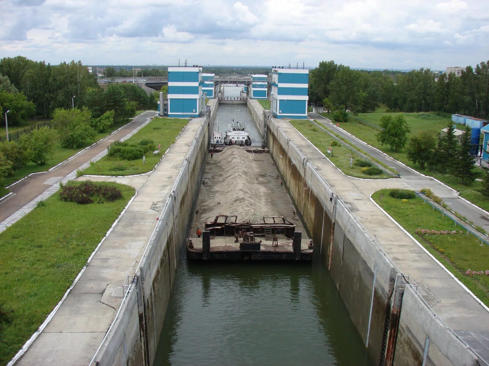 Томская дамба. Новосибирск ГЭС шлюзы. Новосибирский судоходный шлюз. Дамба шлюз Новосибирска. ГЭС русс гидро Новосибирск.