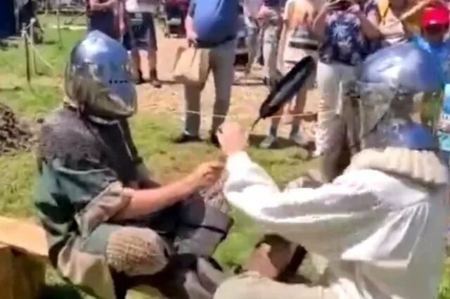 Бьют по каске