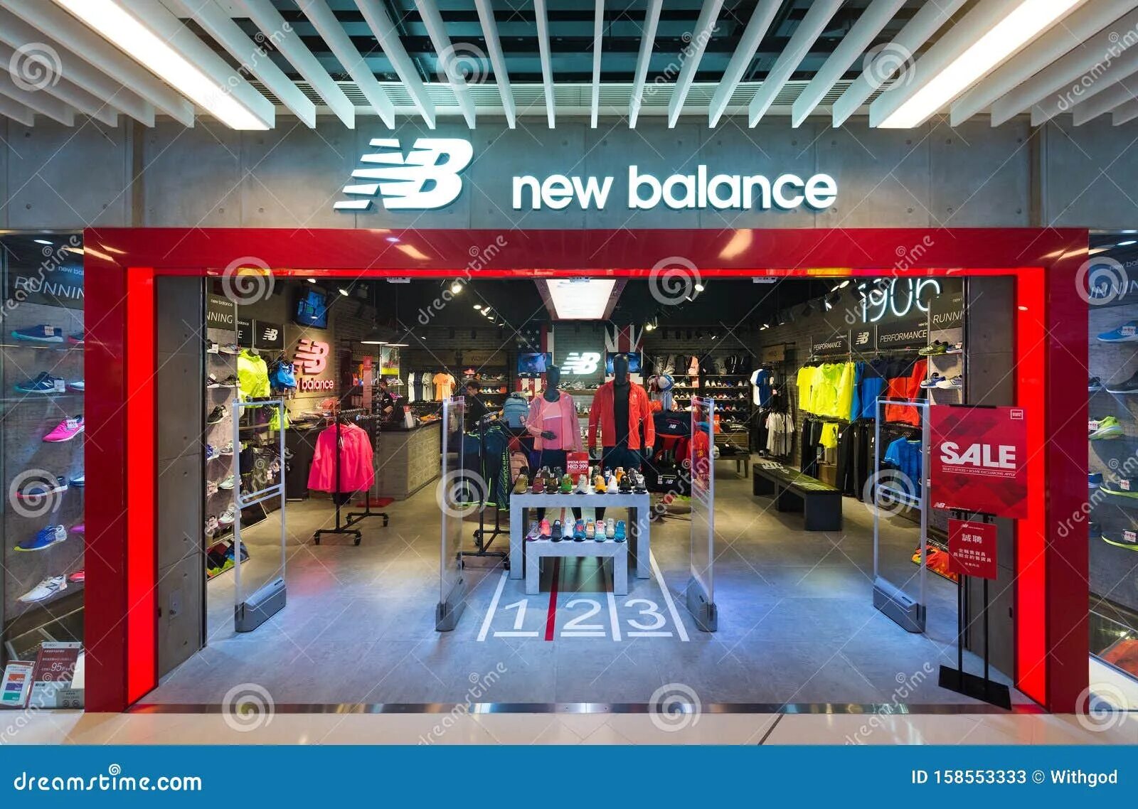 New balance дубай. Магазины New Balance в Дубай. New Balance в Москве Метрополис. New Balance Гонконг.