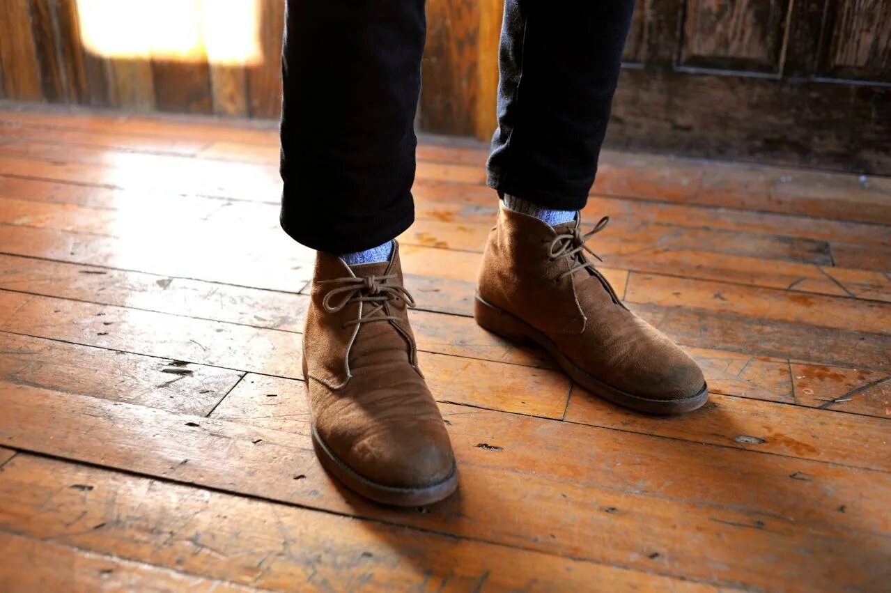 Человек ботинок. Clarks Desert Boots полуботинки. Ботинки дезерты мужские зима. Мужские ноги в обуви. Мужские ноги в ботинках.
