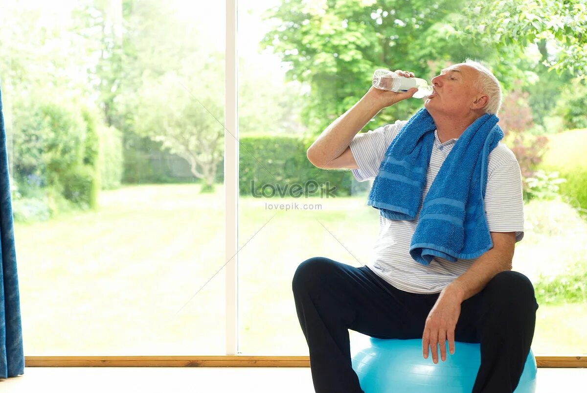 Пить воду стоя или сидя. Пожилой человек пьет воду. Бабушка пьет воду. Водный баланс для пожилых. Бабуля пьет воду.