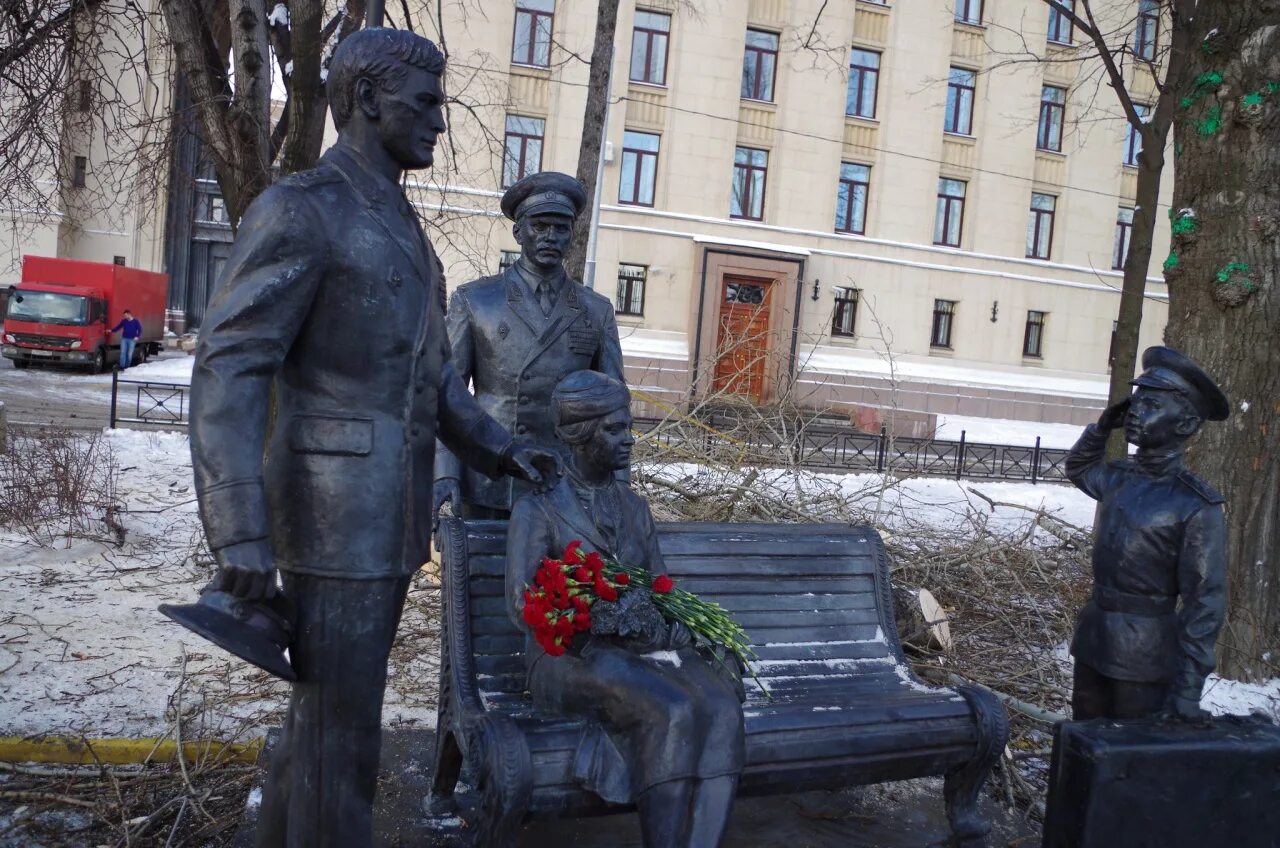 Памятник офицеры на Фрунзенской набережной. Памятник Лановому и Юматову в Москве. Скульптура у Министерства обороны на Фрунзенской набережной.