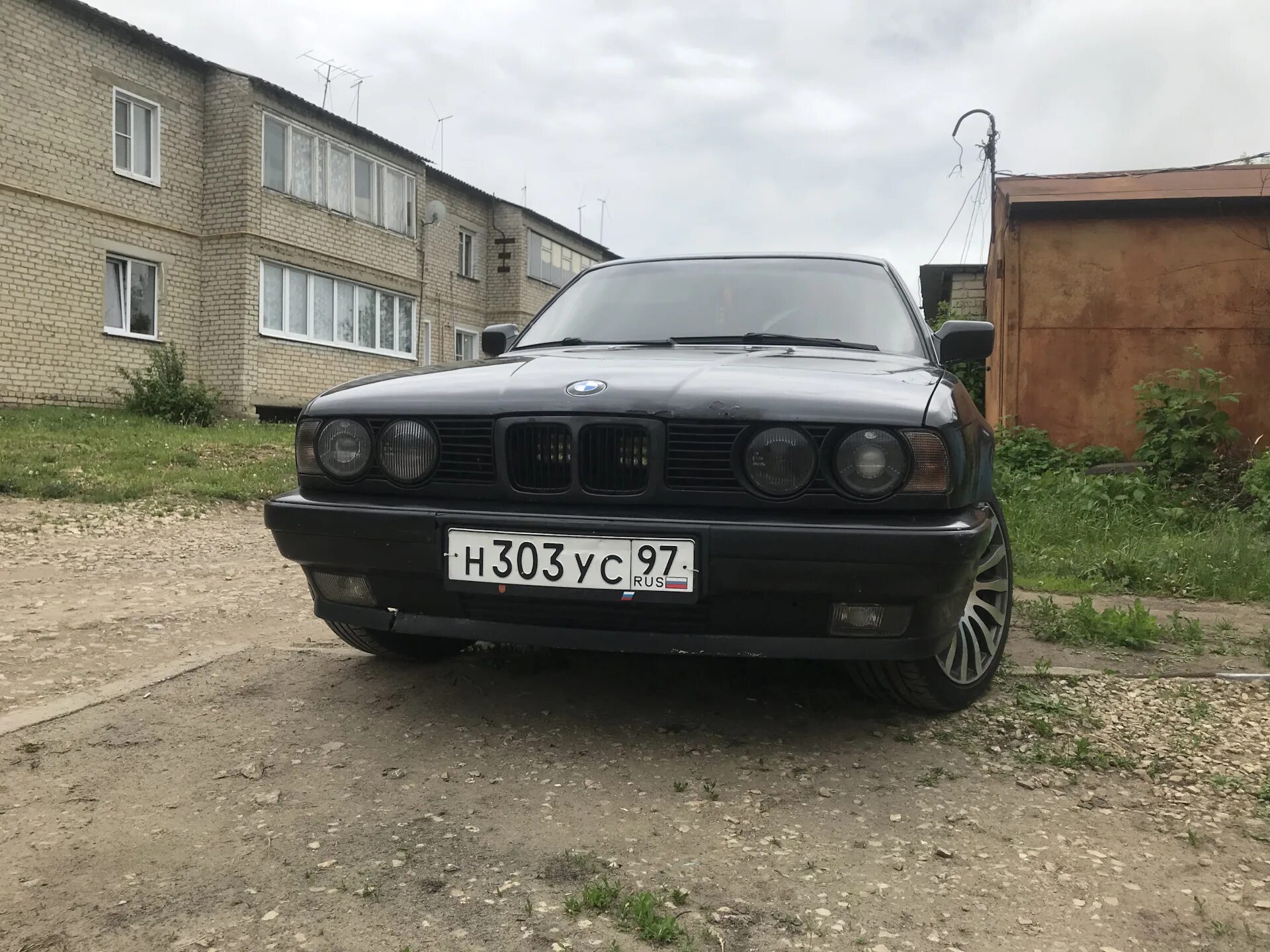 Хелла е34. BMW e34 HELLA Black. Е34 HELLA Black. БМВ е34 Хелла Блэк. БМВ е34 черная Хелла Блэк.