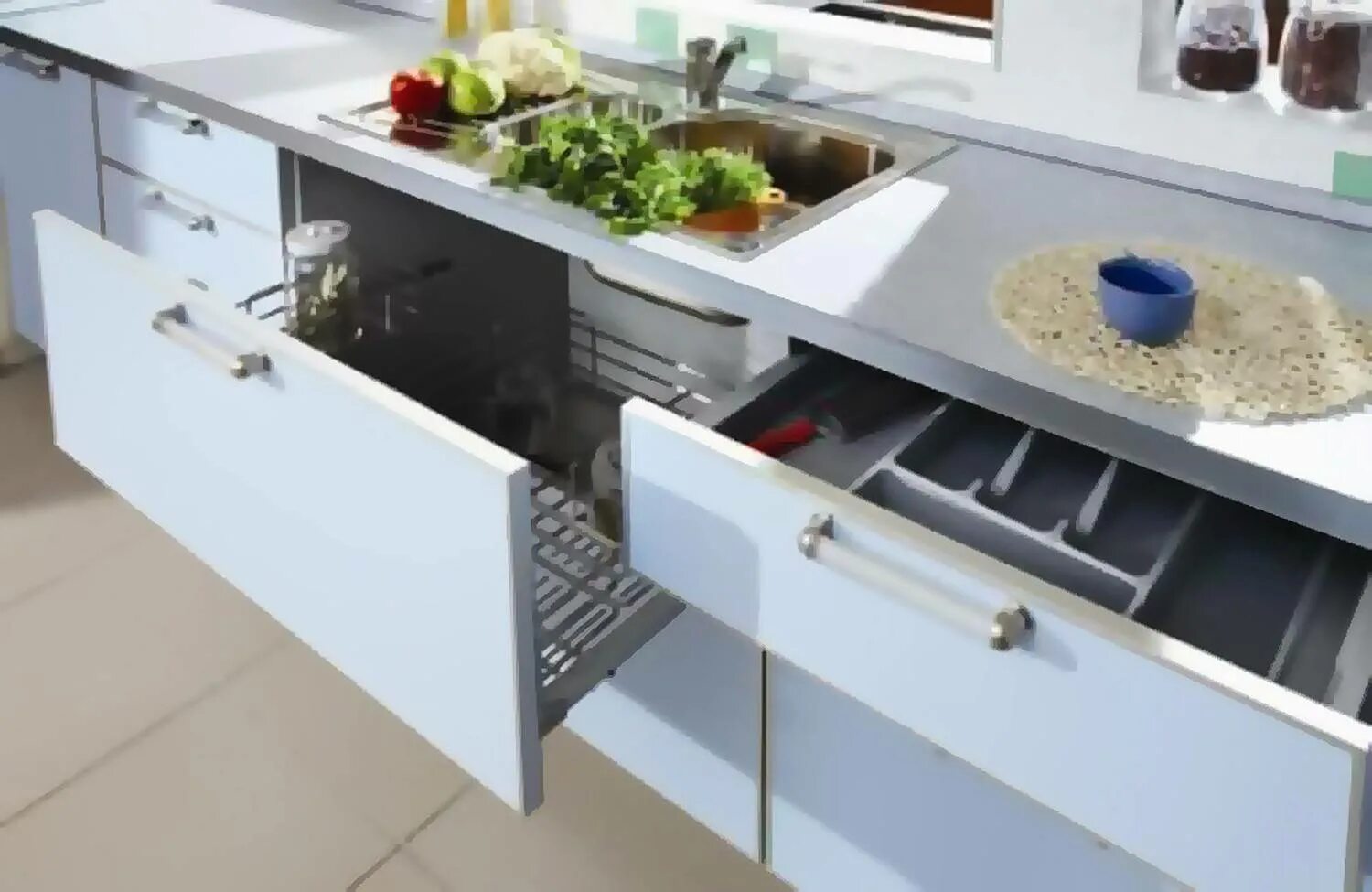 Кромка на пластиковых фасадах кухни. Кухонные фасады из пластика кромки. Кромка кухонный гарнитур. Профиль шуко для кухонных фасадов. Алюминиевая рамка шуко фасады.