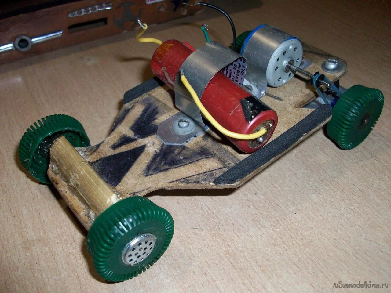 машина из дерева. машинка из бросового материала для детского. самодельная игрушечная машина. автомобиль из картона. самодельные игрушки машинки.