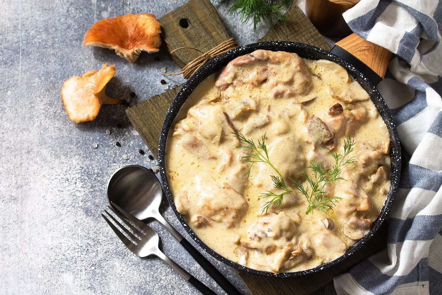 Лисички с курицей в сливочном соусе. Лисички в сметанном соусе. Суп с лисичками. Жульен с курицей и грибами на сковороде. Лисички в сливочном соусе.