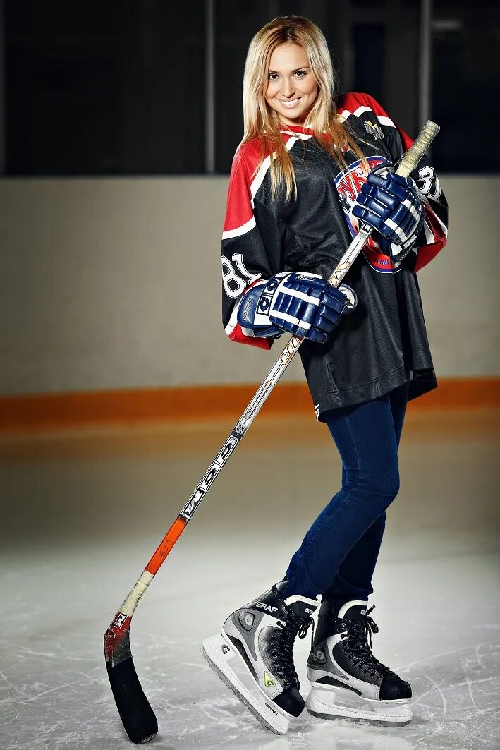 Девушки играют в хоккей. Хоккеистки сериал флор. Нуякшева юлия хоккей. Девушки хоккеистки. Канадская хоккеистка делани коллинз.