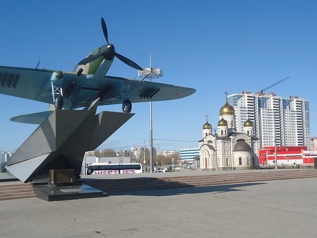 самолеты самары сегодня. самолет-штурмовик ил-2 самара. памятник штурмовику ил-2 в самаре. самолеты самары сегодня. ил-2 самара памятник.