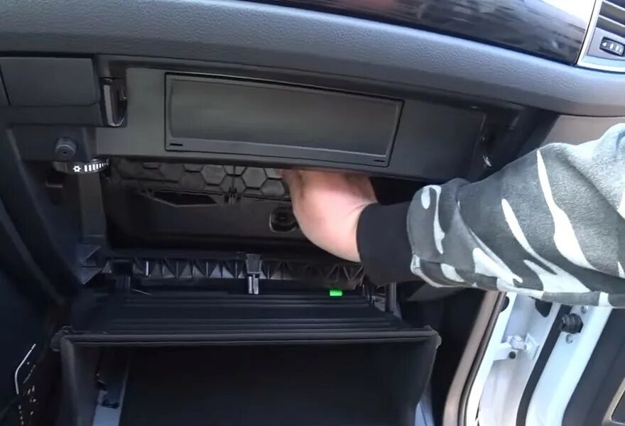 Замена фильтра очистки воздуха в салоне - Skoda Kodiaq, 1,4 л, 2018 года своими 