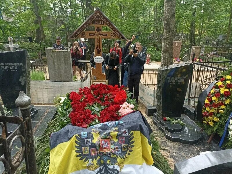 Пороховское кладбище спб. Могила стрельцова эдуарда. Пороховское кладбище. Пороховское кладбище могила пригожина. Могила пригожина на пороховском кладбище.
