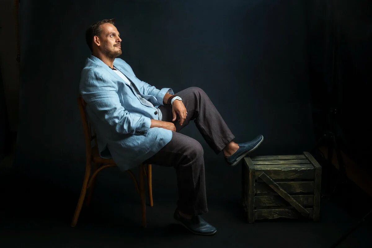 портрет с боковым освещением. джонатан хилтон студийный портрет. мужской портрет. фотопортрет мужской. мужской портрет свет.