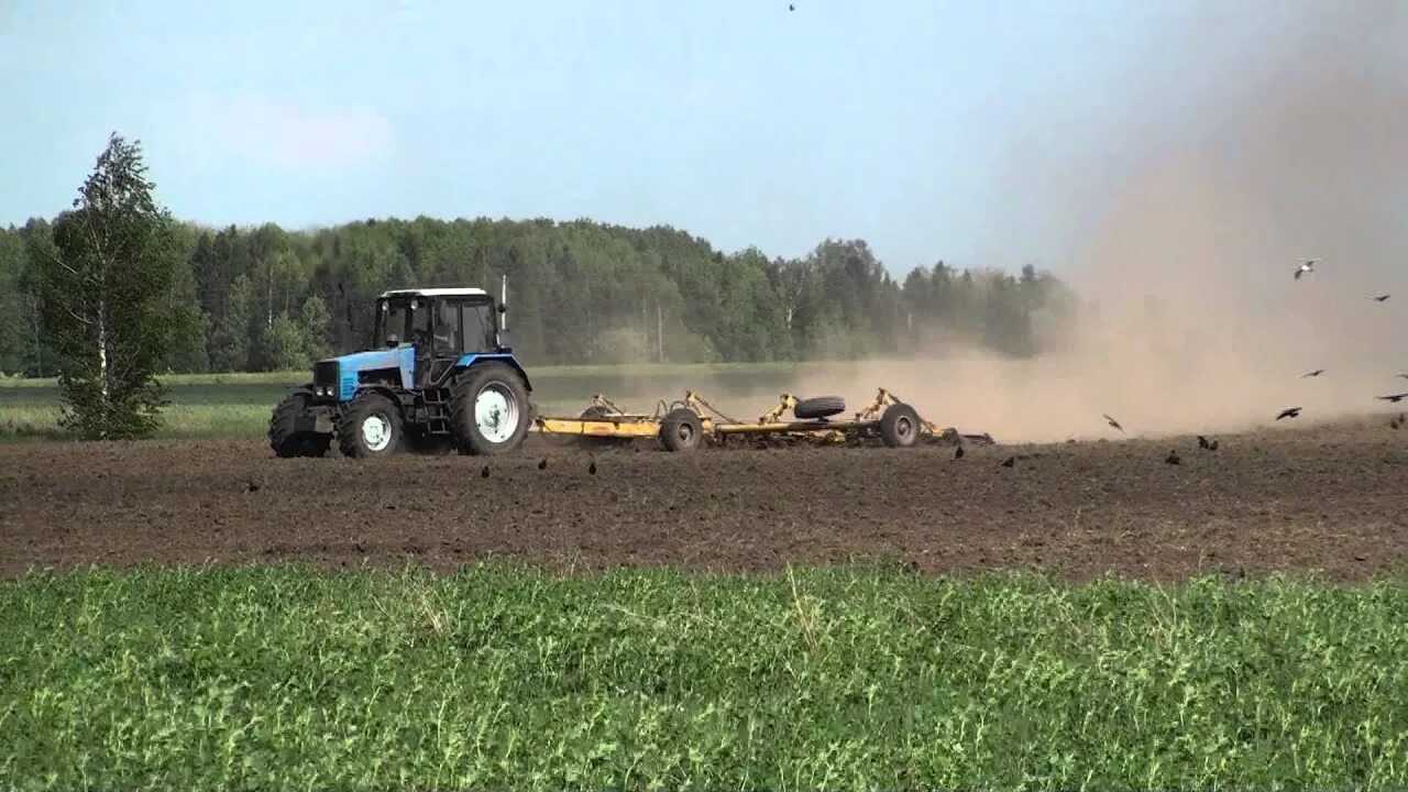 Трактор пашня. МТЗ 1221 С опрыскивателем. Весенняя обработка почвы прикатывание. Пахота культивация. Боронование пашни МТЗ 1221.