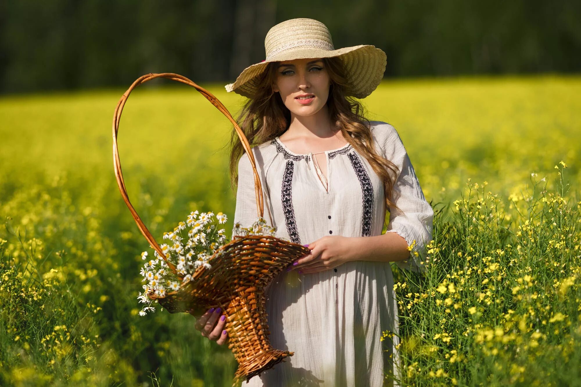 Be women com. Женщина лето. Женщины летом. Девушка с ромашками. Девушка в поле.