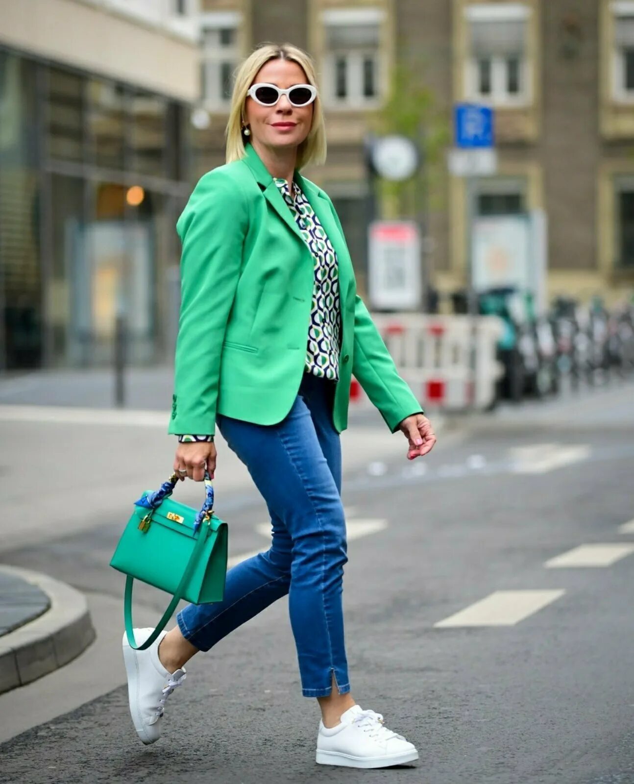 Что сейчас модно женщины. Образы с зеленым пиджаком. Стиль спорт Шик для женщин. Стиль спорт Шик для женщин после 40. Лук с зеленым пиджаком.