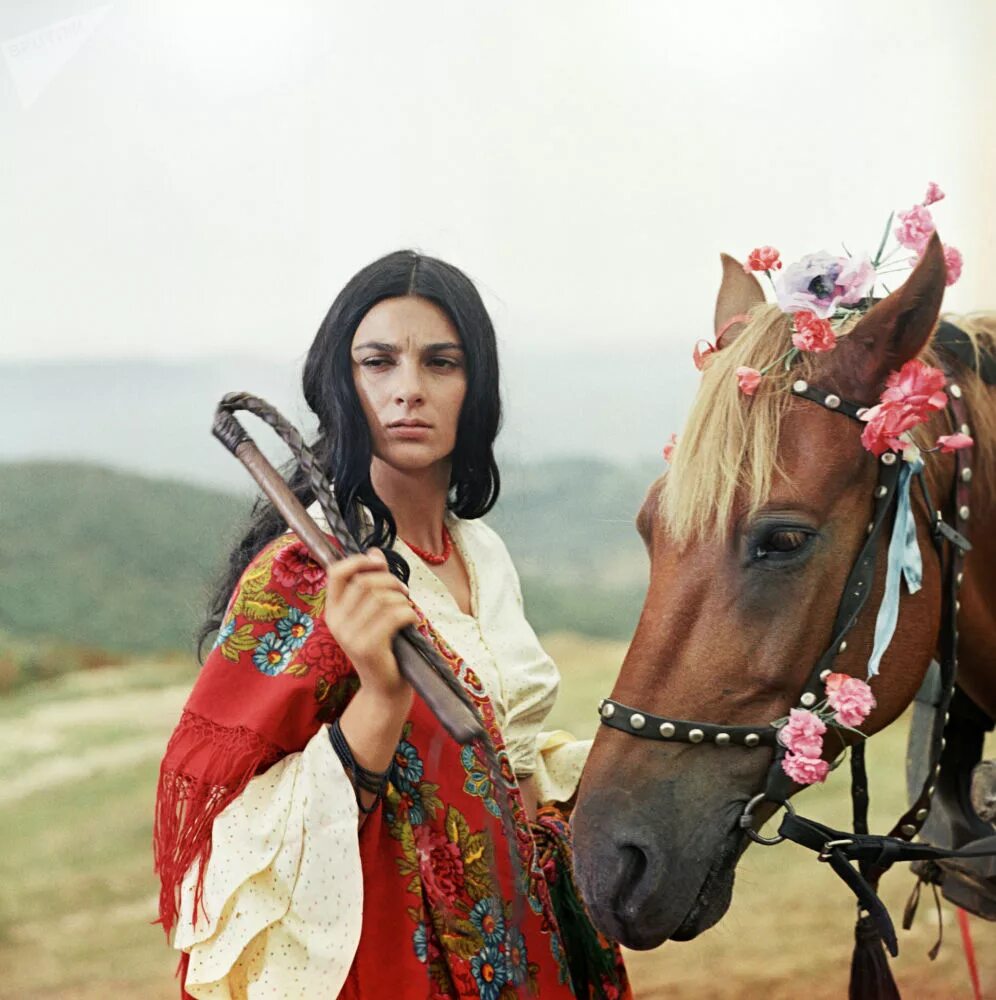 Неуловимые мстители яшка цыган. Далеко далеко цыган. Иберийские цыгане. Рада табор уходит в небо актриса. Эмир кустурица цыгане.