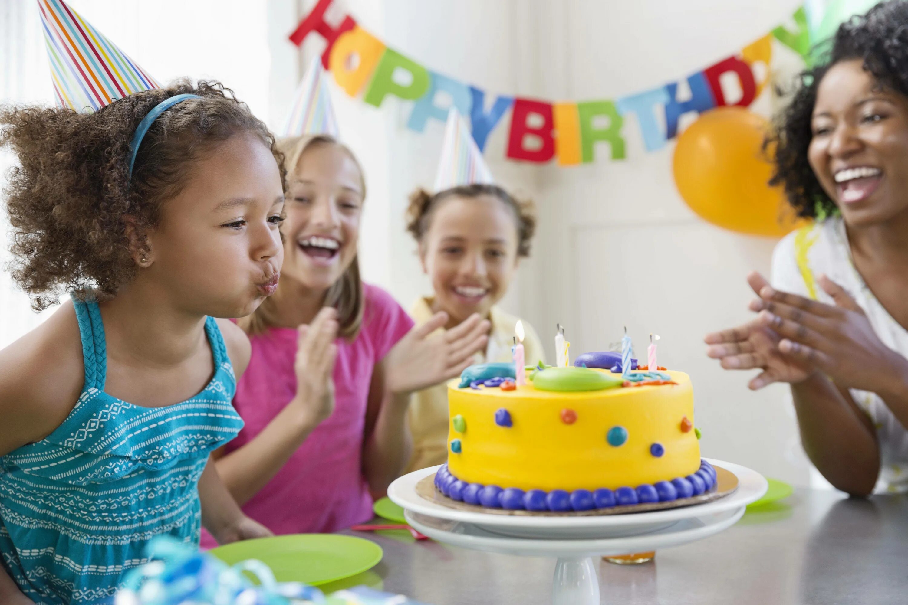 A birthday. Празднование дня рождения. Празднование дня рождения ребенка. С днём рождения ребёнку. Праздник день рождения.