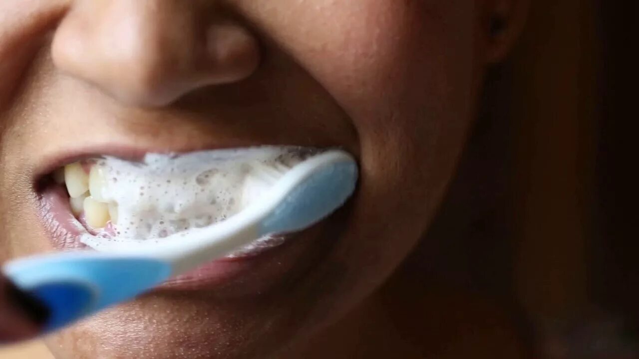 Зубная паста пена. Чистим зубы!. Пена от зубной пасты. Чистка зубов зубной пастой.