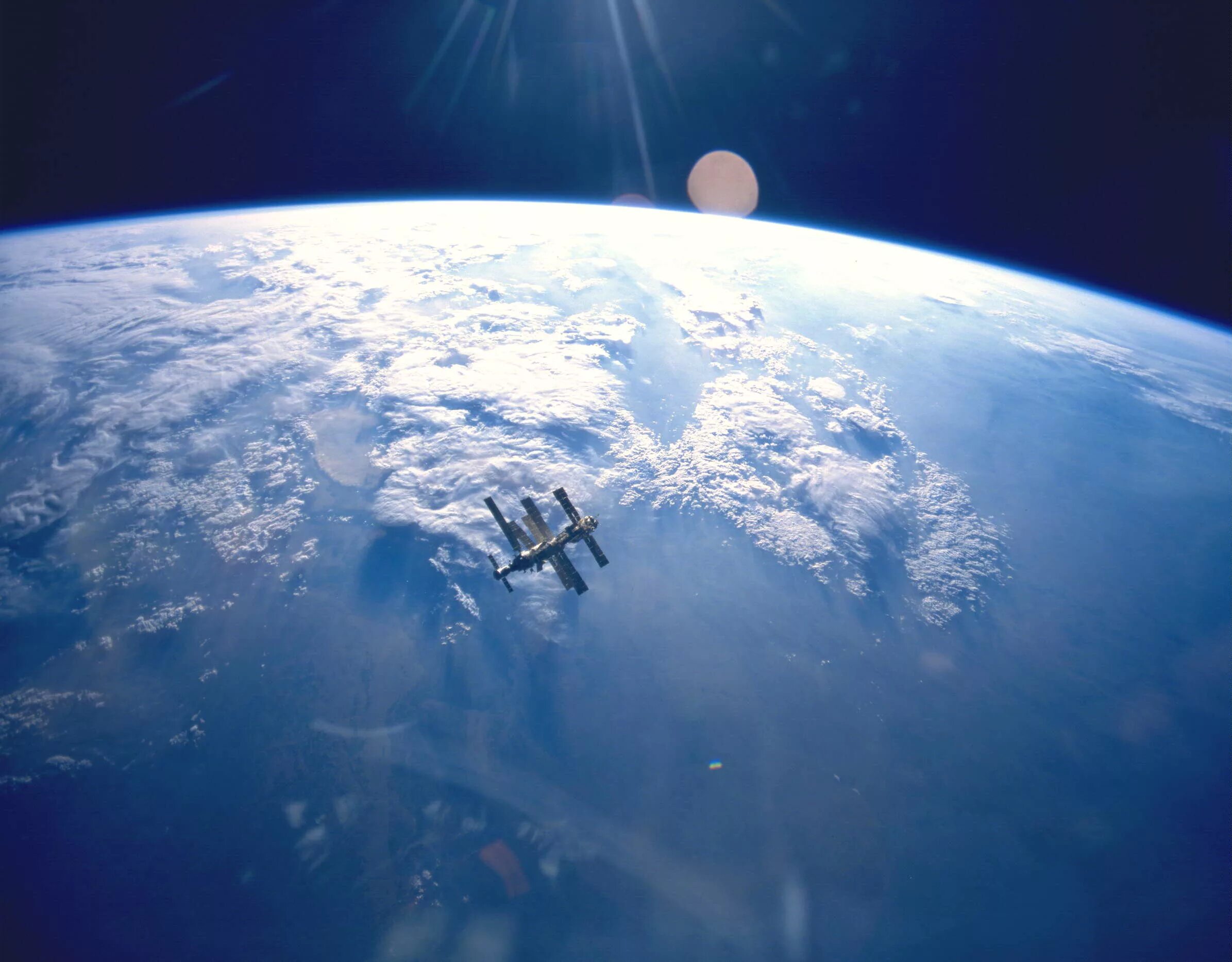 День космонавтики спутники. О земле и космосе. Земля из космоса. Планета земля вид из космоса. Снимки земли из космоса.