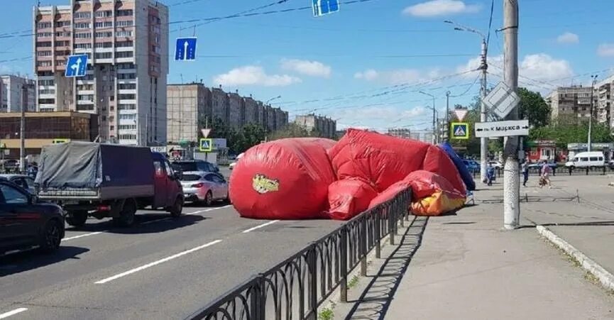 вынесет на улицу. где в питере пианино на улице. обманутые пенсионеры. объявление о выносе мусора. мусорные контейнеры во дворе.