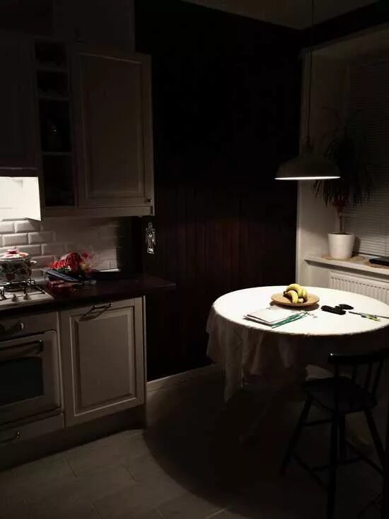 Песня она ночью на кухне скинет. Кухня ночью. Кухня в темноте. Кухня в квартире ночью. Эстетика кухни вечером.