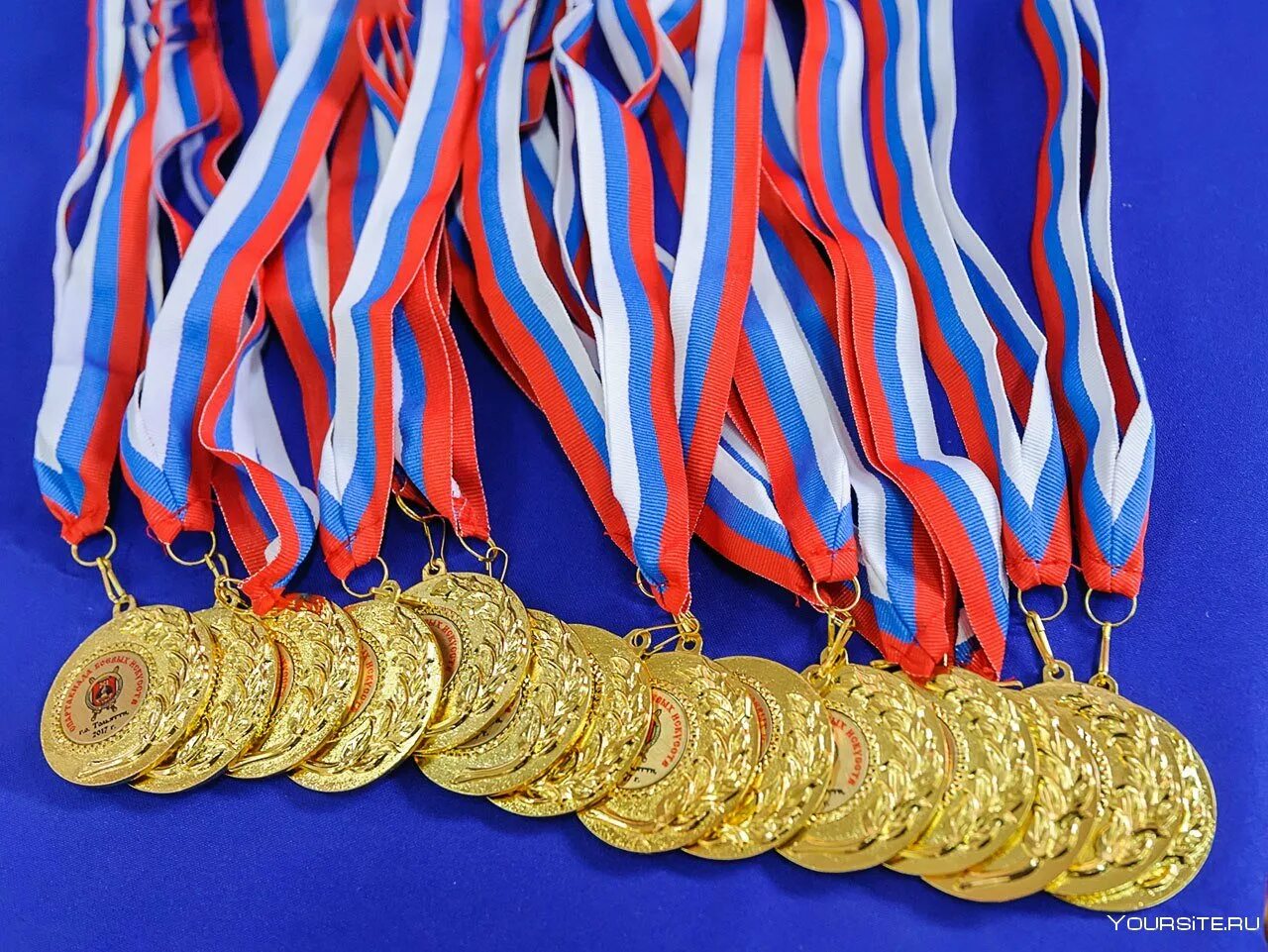 Медали спортивные. Много медалей. Спортивные награды. Медали по гимнастике. Место медалей россии