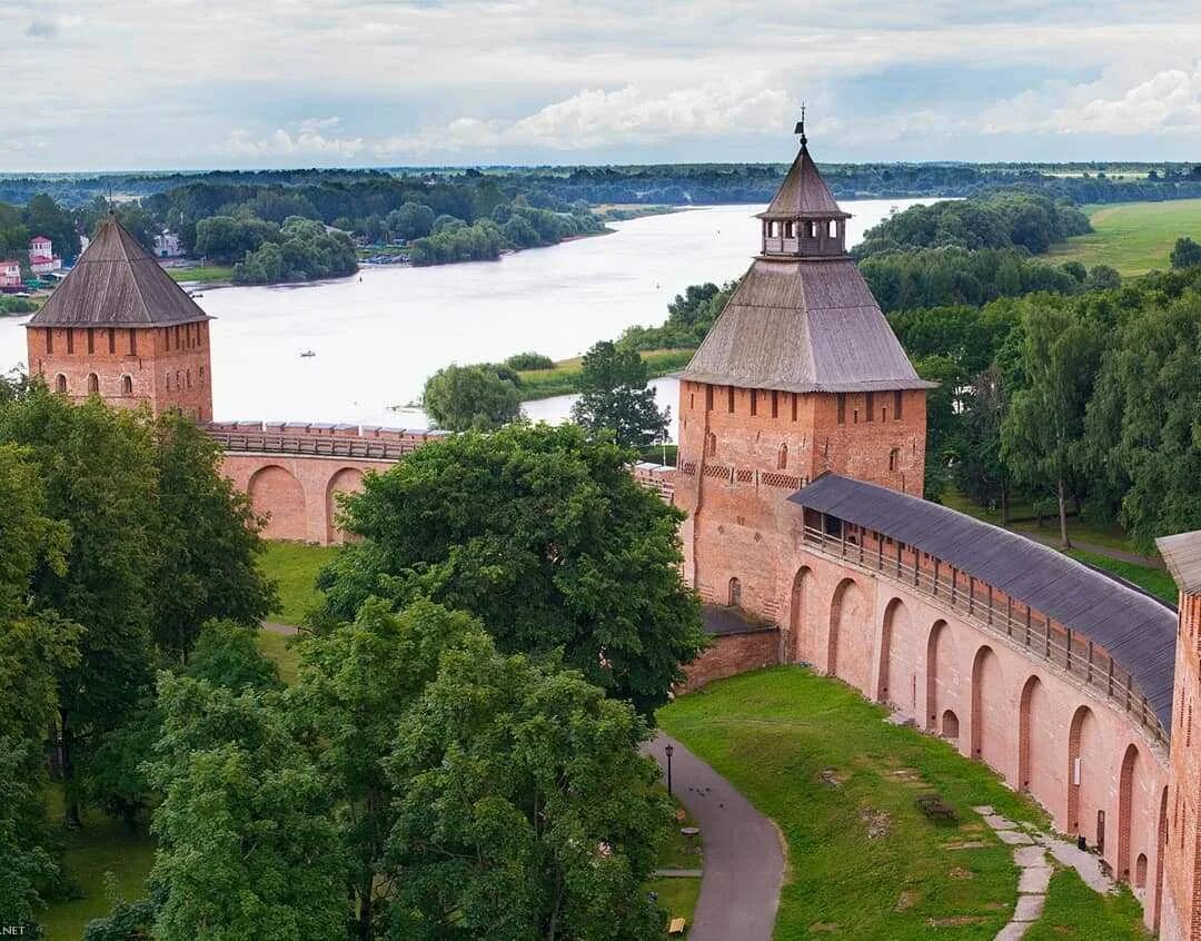 Великий новгород куда поступать. Великий новгород куда поступать. Великий новгород кремль фото. Новгородский кремль (детинец), г. Исторический центр великого новгорода.