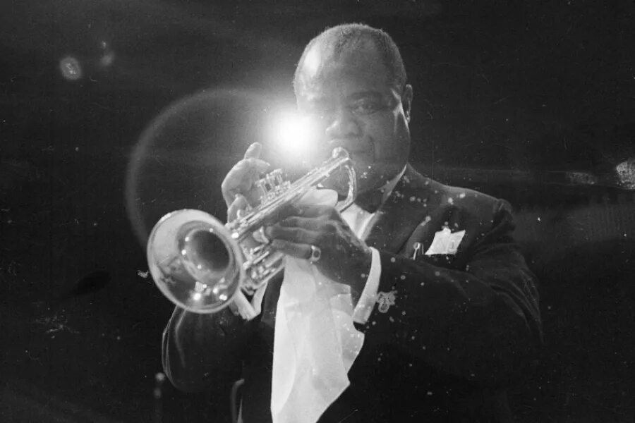 Луи армстронг исполнение. Луи армстронг (louis armstrong). могила луи армстронга. луи армстронг перед смертью. луи армстронг похороны.
