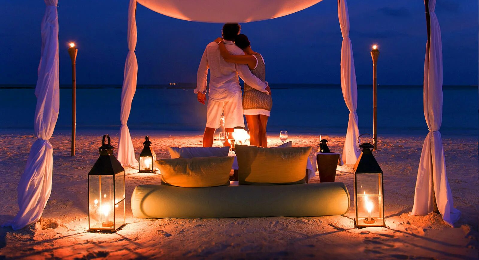 Красивая ночь романтичные картинки. Мальдивы ханимун. Романтический ужин. Романтический вечер. Романтический вечер у моря.
