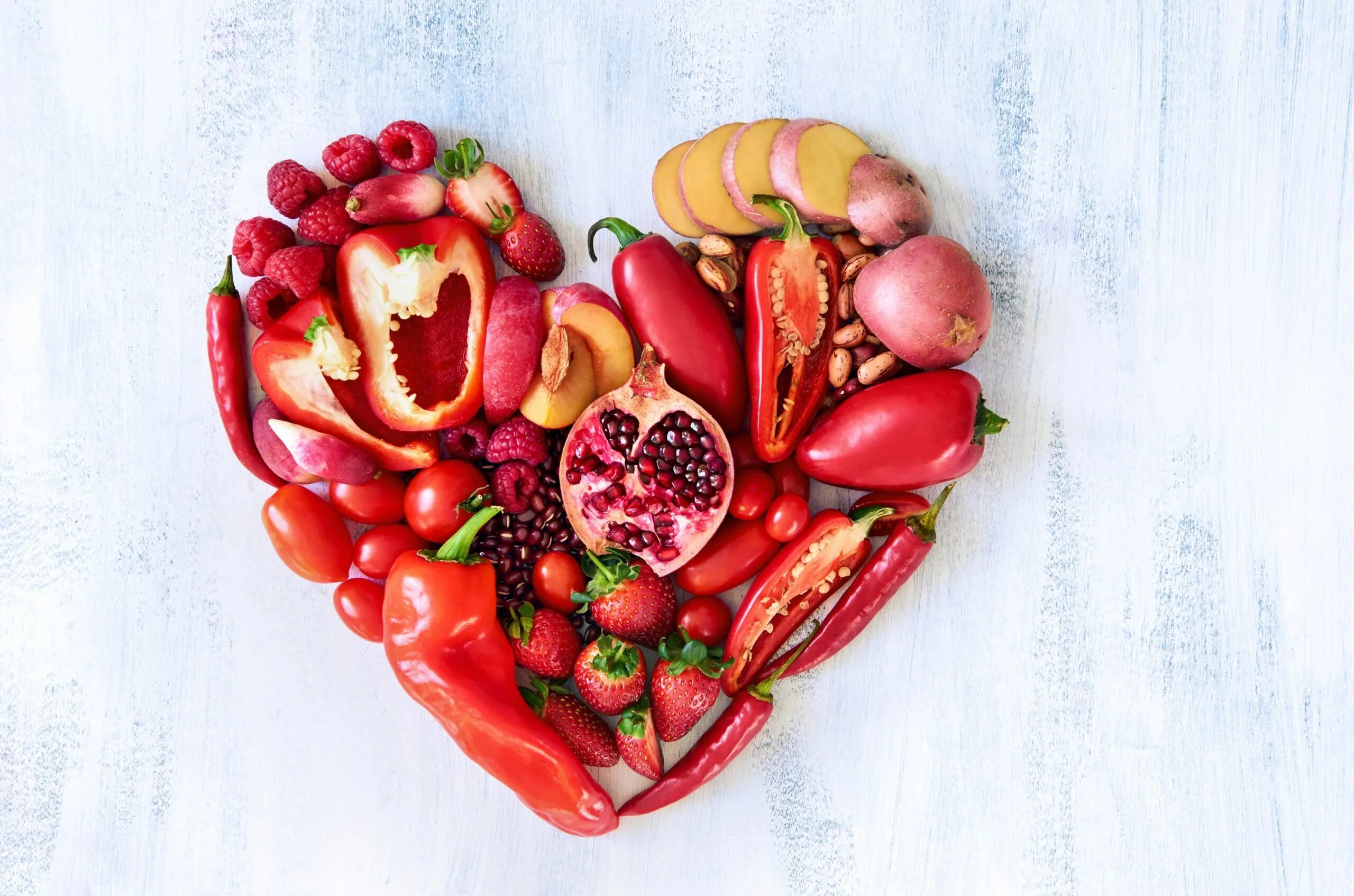 Сердце из еды. Сердце из фруктов. Сердце из овощей. Овощи и фрукты в виде сердца.