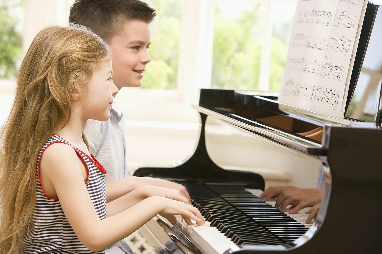 Ребенок за пианино. Музыкальные инструменты для детей. Ребенок за фортепиано. Игра на музыкальных инструментах. Песня для мальчика на конкурс