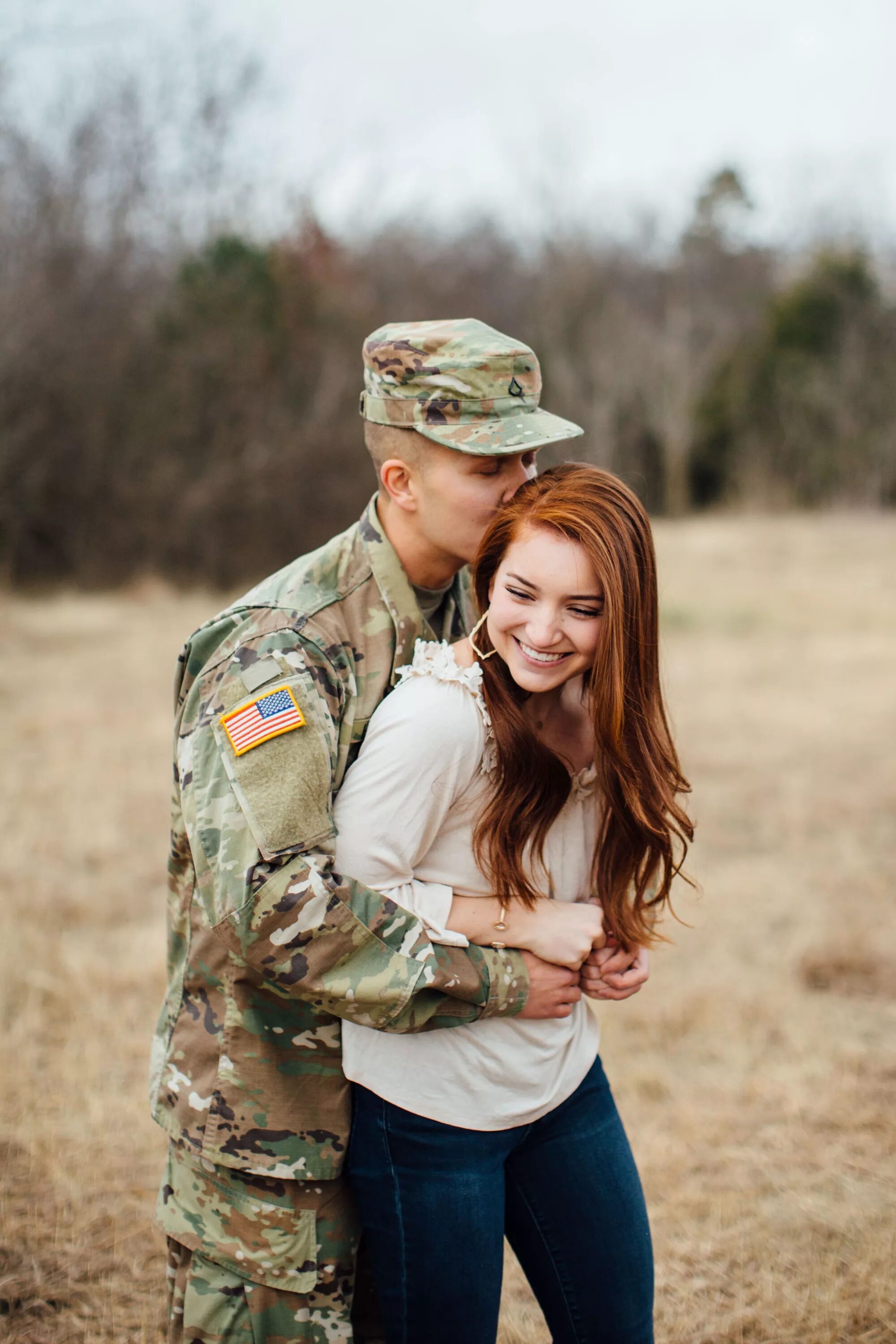 Девушка солдат. Красивый солдат. Парень и девушка в военной форме. Военная фотосессия.