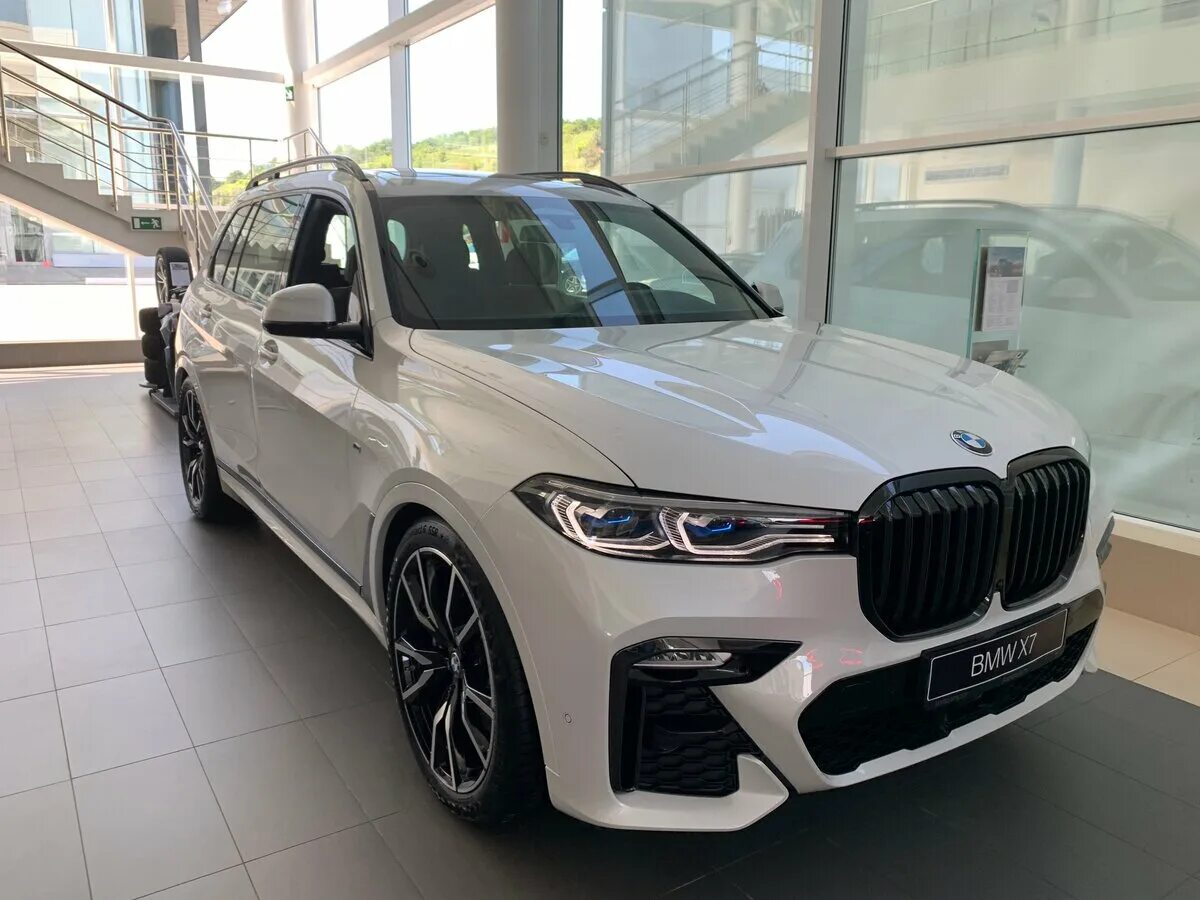 Тест драйв х7. BMW x7 White. БМВ x7 белый. БМВ x7 белый антихром. BMW x7 m50i White.