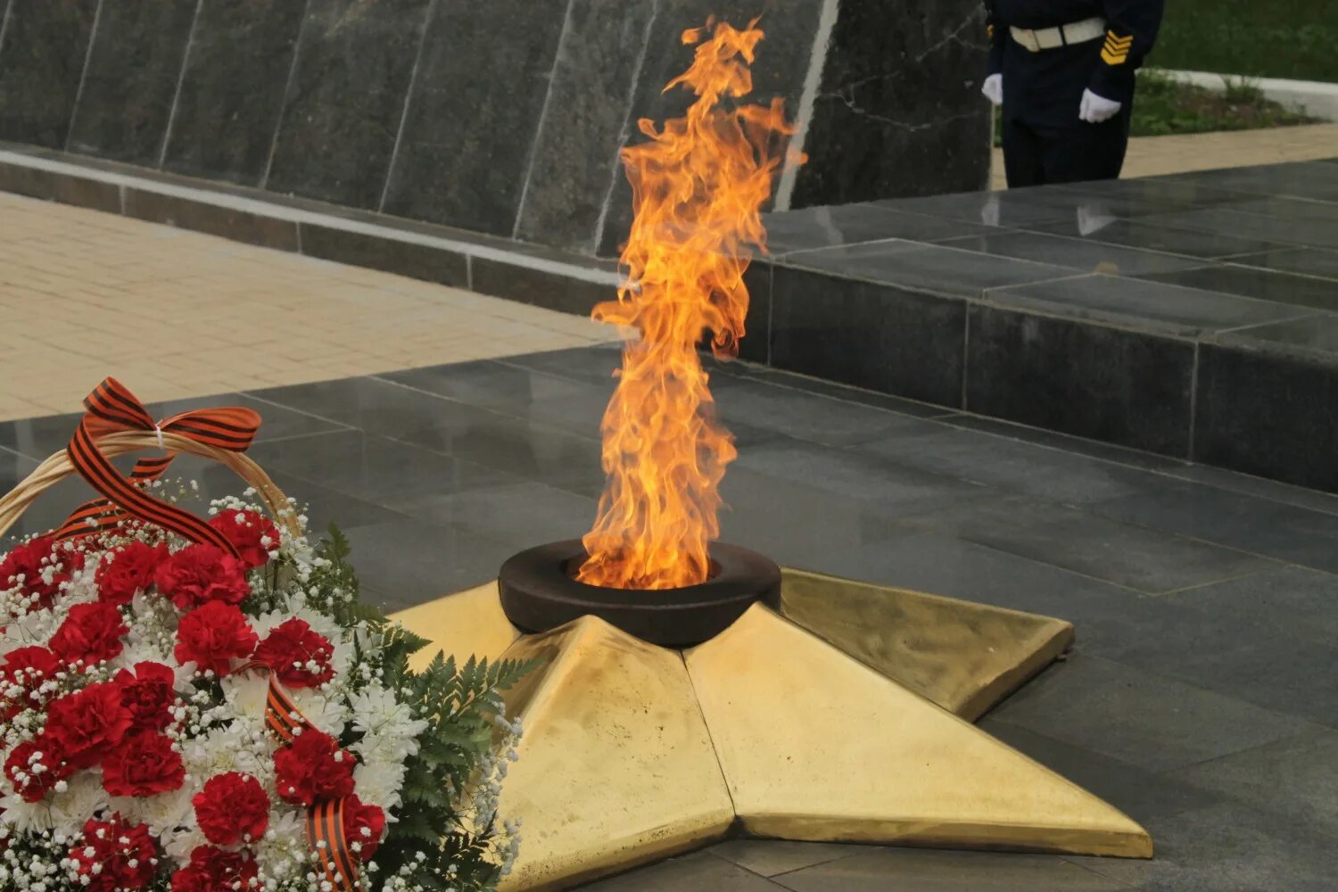 Минута молчания 24. Всероссийская минута молчания 22 июня. 22 Июня день памяти и скорби вечный огонь памяти. Минута молчания 2021. 22 Июня вечный огонь.