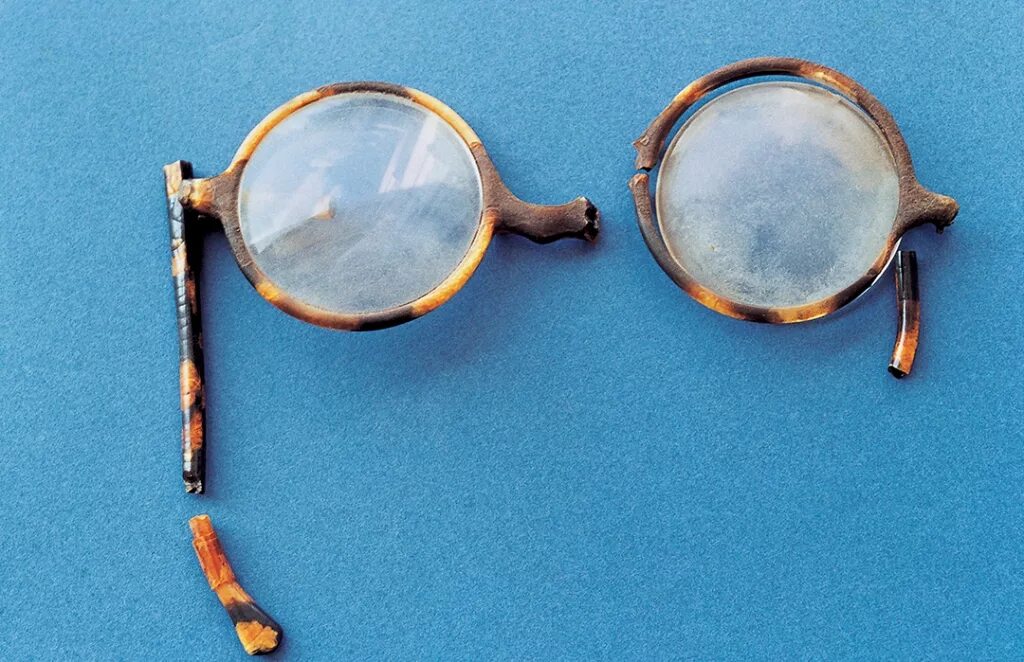 Разбили очко. Старые сломанные очки. Сломанные солнцезащитные очки. Разбитые круглые очки. Треснутые очки.