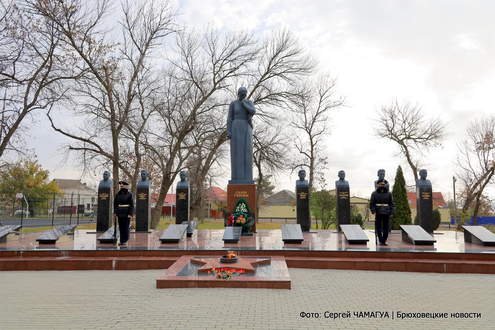 Город брюховецкая. Памятники неизвестному солдату в Брюховецком районе. Станица Фастовецкая статуя неизвестного солдата. Брюховецкая памятник. Достопримечательности Брюховецкой.