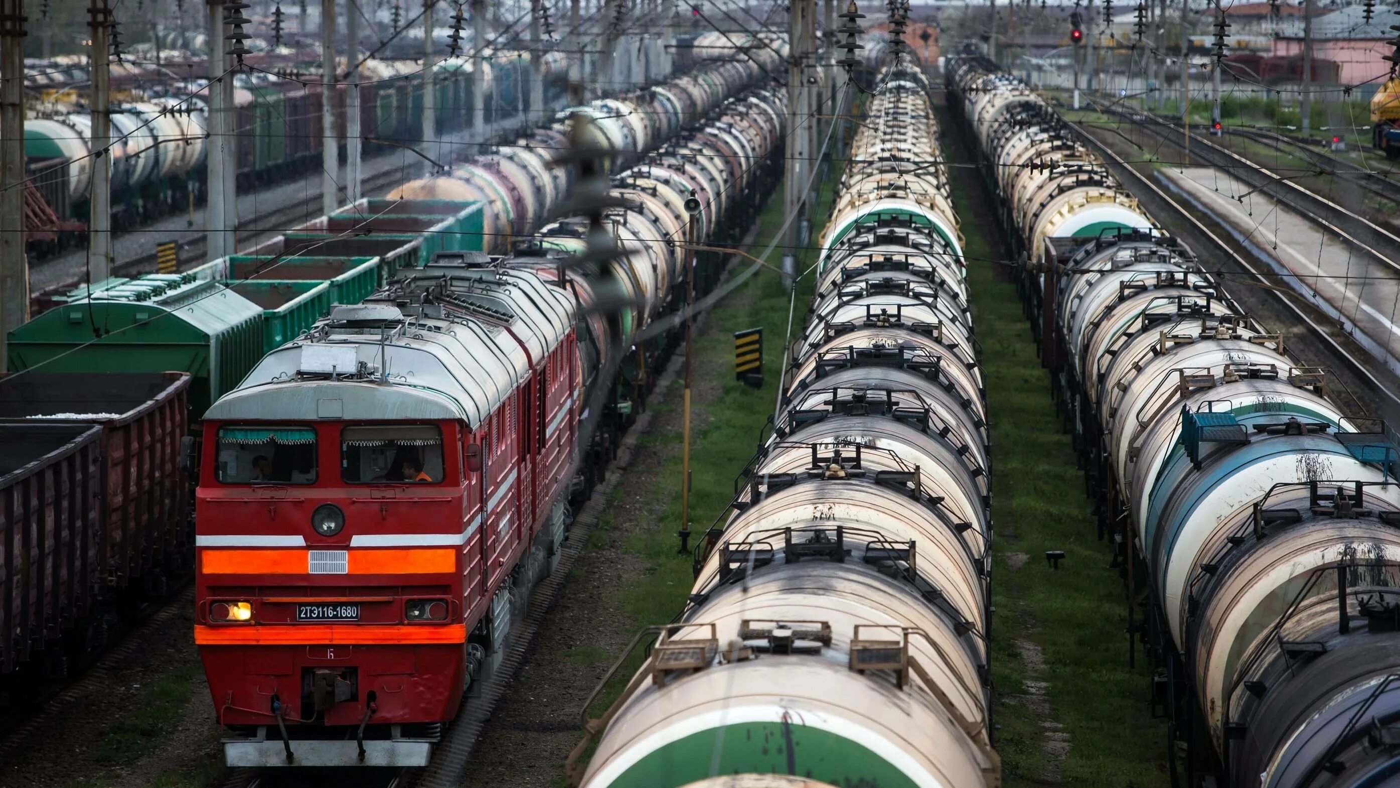 Поезд много вагонов. Грузовой поезд. Железнодорожный транспорт России. ЖД перевозки. Грузовые поезда России.