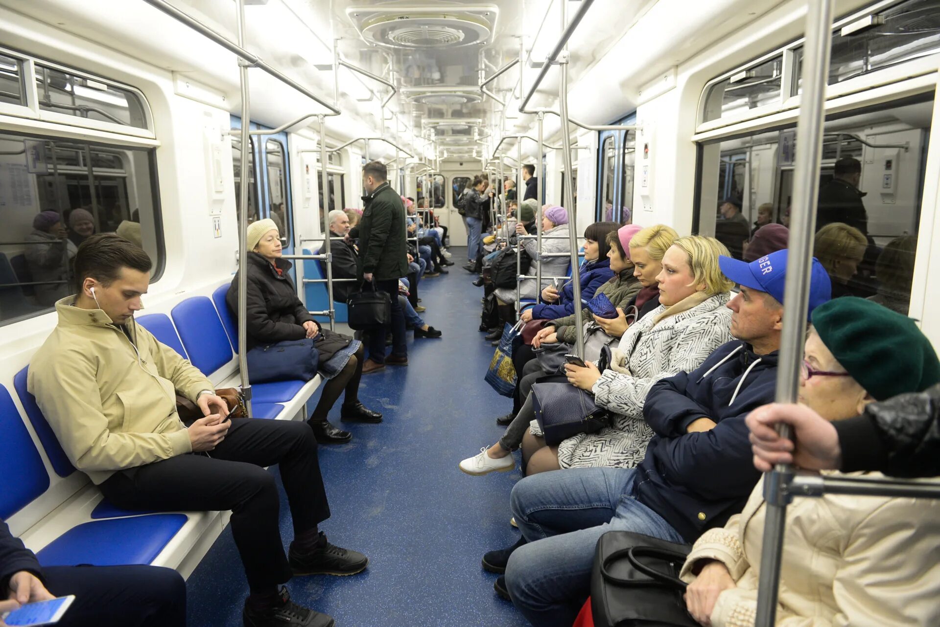 Сколько пассажиров в метро. Люди в вагоне метро. Пассажиры метро. Вагон метро внутри с людьми. Метро внутри с людьми.