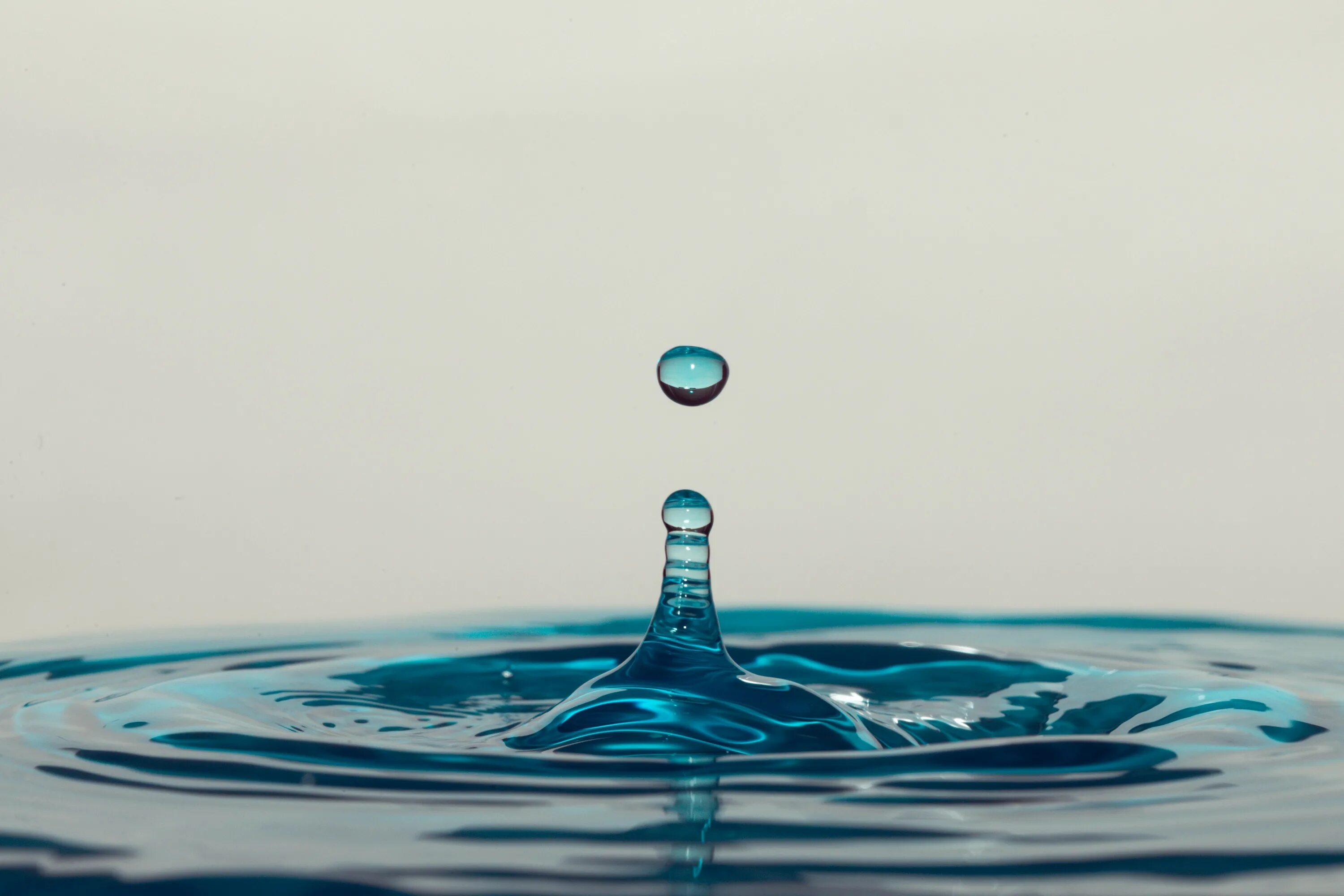 Стала спокойнее вода. Капли воды. Изображение воды. Капля падает в воду. Капля воды падает в воду.