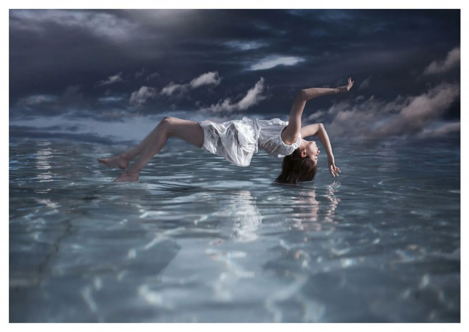Над водой жизнь. Девушка над водой. девушка в воде. человек над водой. девушка лежит под водой.