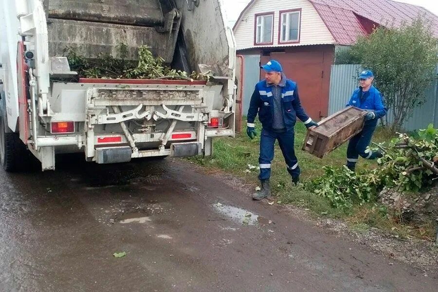 Дорога мусорка. ЦЭТ Ульяновск мусоровоз. Мусоровоз в частном секторе.