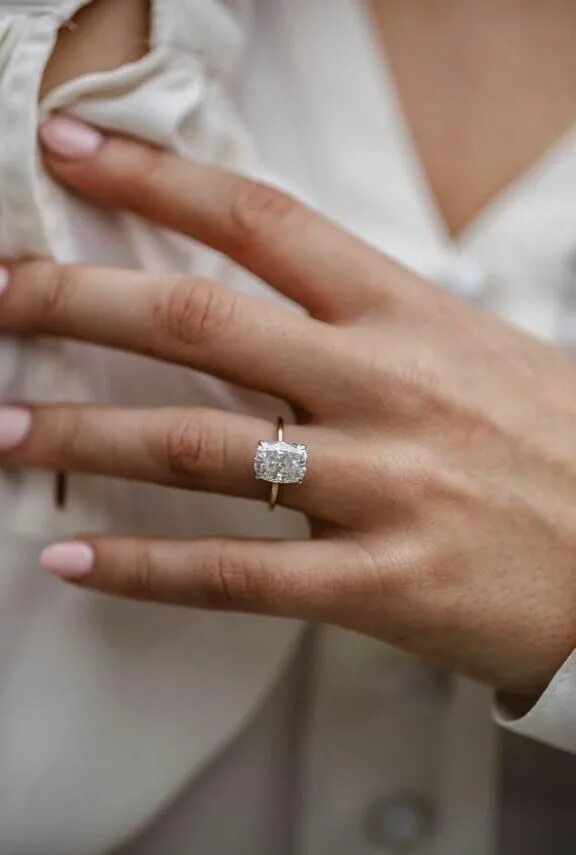 Кольцо когда замужем. Кольцо для Помолвки. Нежные кольца. Руки помолвка. Классические кольца для девочек.