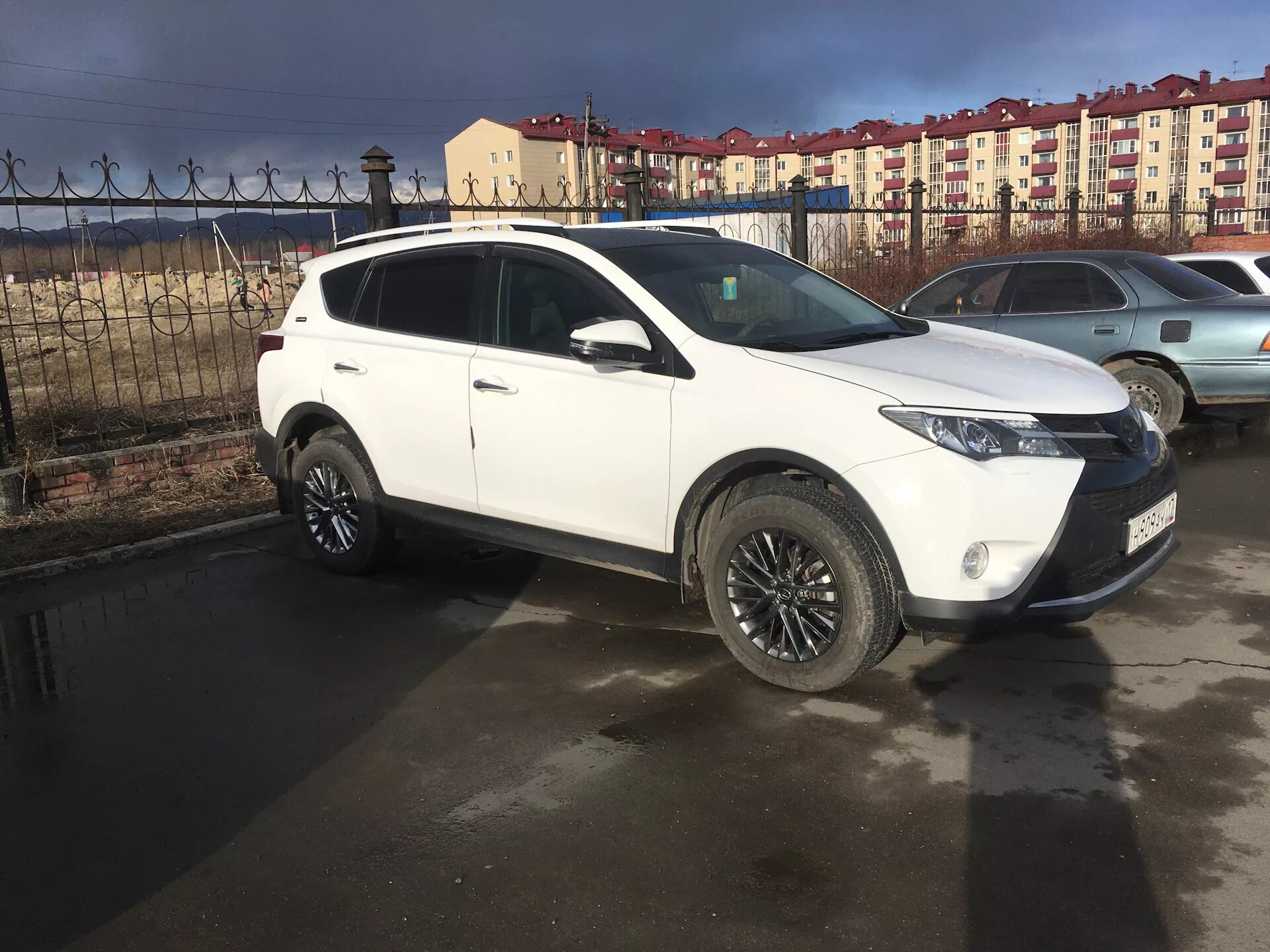Вылет дисков рав 4. Toyota rav4 2017 диски. диски тойота рав 4 2014 белый. диски на тойота рав 4 2017. toyota rav4 2014 на дисках.