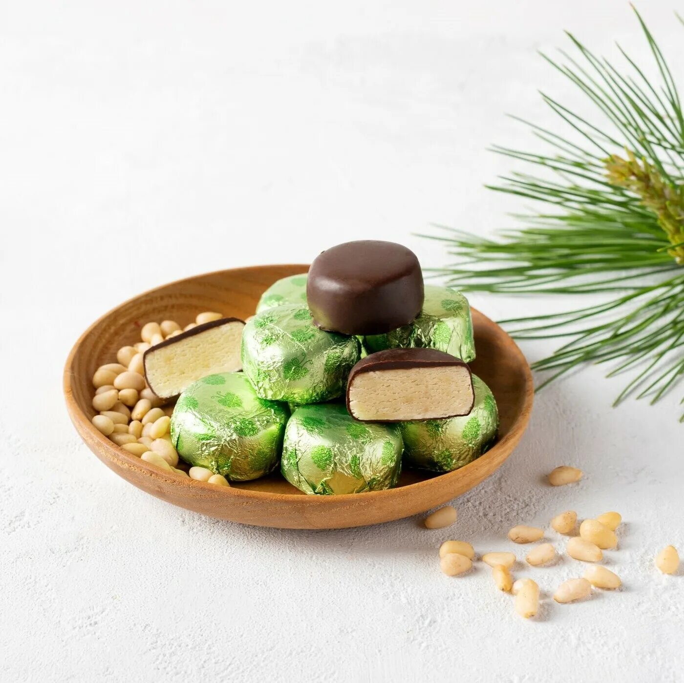 конфеты кедровый грильяж. конфеты краскон с кедровыми орешками. шоколадная конфета с кедровым орехом и медом. конфеты амта кедровый грильяж. шоколадная конфета с кедровым орехом и медом.