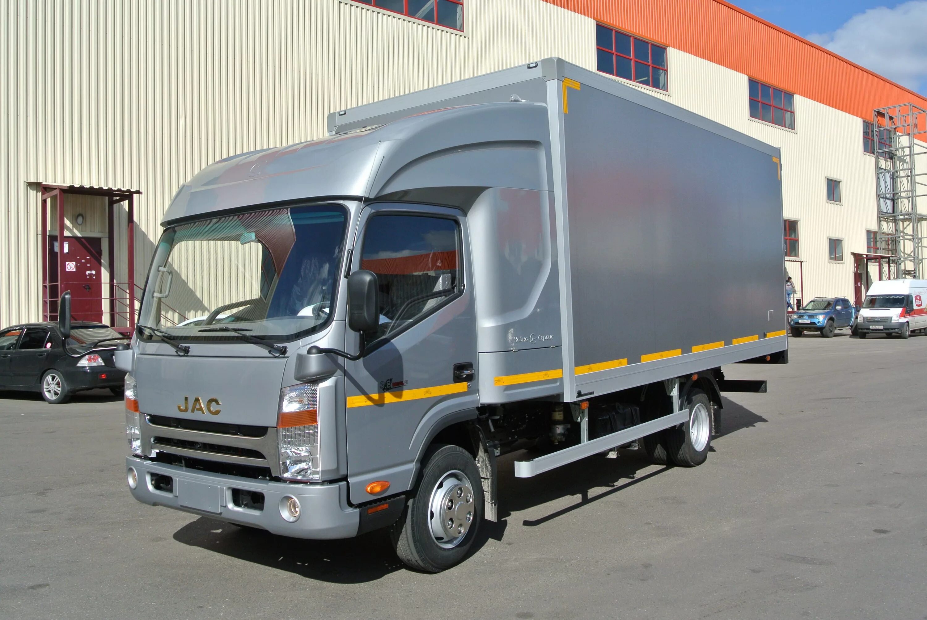 Купить грузовик категории в. Грузовик JAC n80. JAC n80 со спальником. JAC n90 изотермический фургон. JAC n75 со спальником.